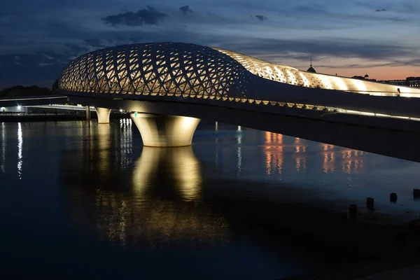 Astana (Nur-Sultan), Kazakistan: Astana 'daki ISHIM nehrindeki modern binalarla gece görüşü (Nur-Sultan)