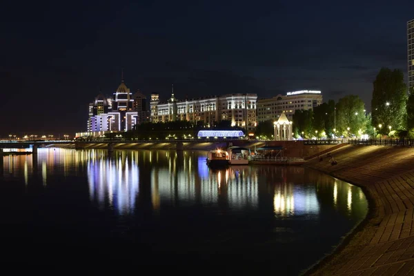 Astana Nur Sultan Cazaquistão Vista Noturna Com Edifícios Modernos Rio — Fotografia de Stock