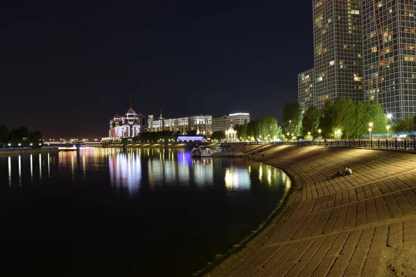 Astana Nur Sultan Cazaquistão Vista Noturna Com Edifícios Modernos Rio — Fotografia de Stock