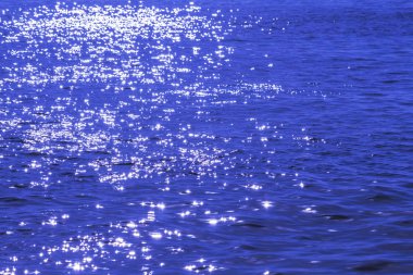 bir ay şeritli yolu ile mavi gece denizi