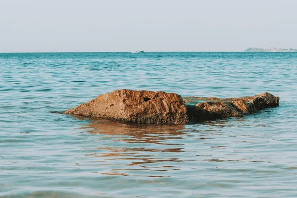 Ένα Μικρό Βράχο Στη Θάλασσα Ήπια Γαλαζοπράσινο Και Πορτοκαλί — Φωτογραφία Αρχείου