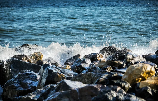 Το ισχυρό κύμα της θάλασσας χτυπά στα βράχια. — Φωτογραφία Αρχείου