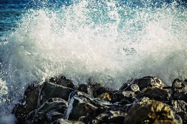 Fuertes olas de mar golpean en las rocas . — Foto de Stock