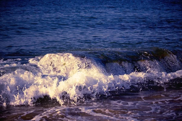 Fröccsenő hullám a tengeren este. — Stock Fotó