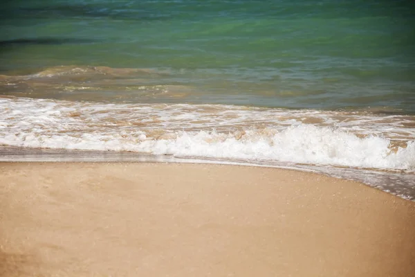 Fehér hullám az azúrkék tenger mossa a homokos strand, másolat s — Stock Fotó