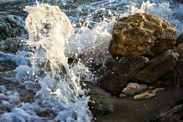 Fuertes olas de mar golpean en las rocas — Foto de Stock