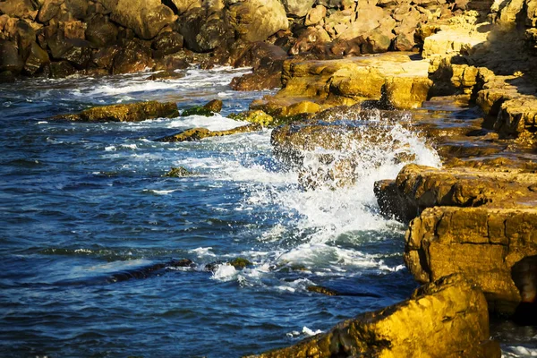 La ola se descompone en piedras . — Foto de Stock