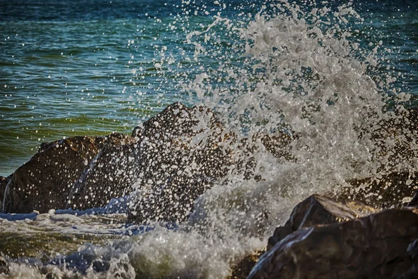 Το ισχυρό κύμα της θάλασσας χτυπά στα βράχια. — Φωτογραφία Αρχείου
