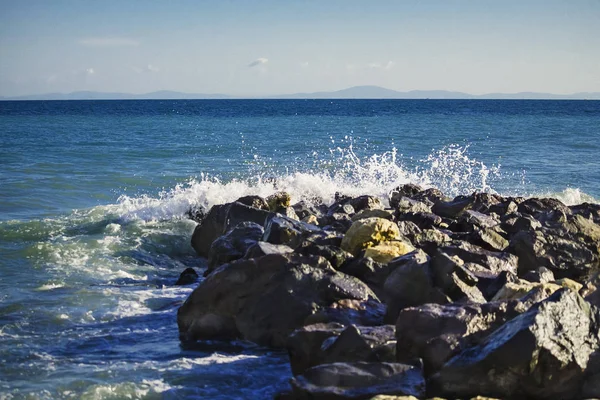 Stark våg av havet slår på klipporna. — Stockfoto