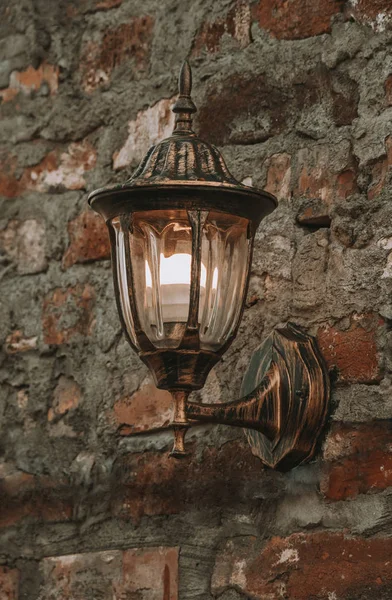 Vieille lanterne sur un mur de pierre — Photo