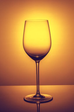zarif bir boş kadeh şarap ışığın karşısında duruyor
