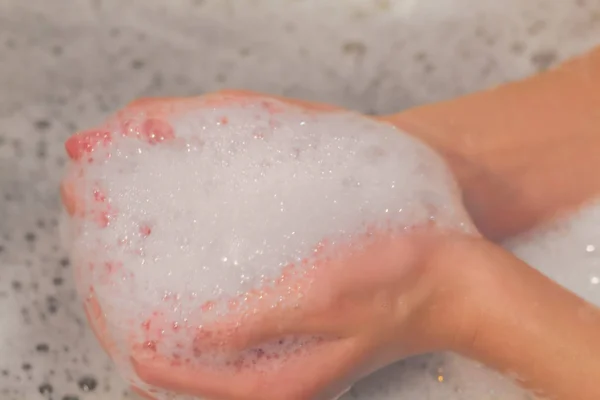 Espuma de jabón en las manos en baño. concepto de pureza —  Fotos de Stock