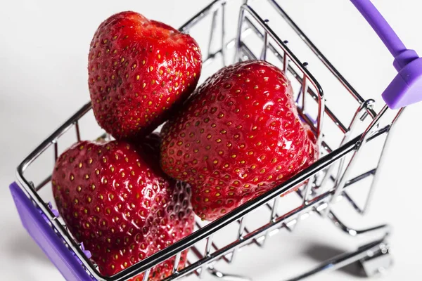 Nyplockade jordgubbar i kundvagn, närbild, vitamin — Stockfoto