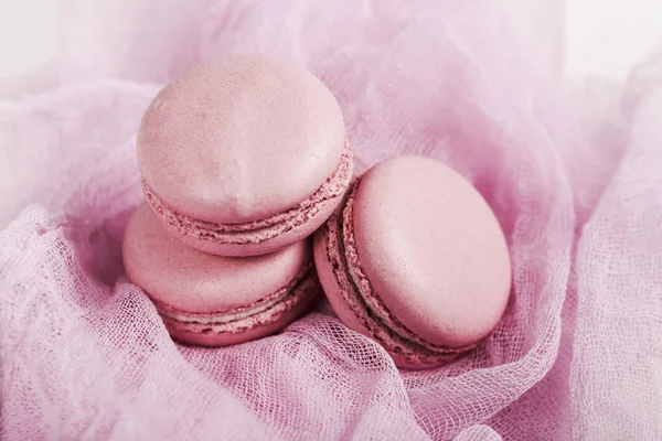 Deliciosa sobremesa francesa. Três doces bolos rosa macio macaron — Fotografia de Stock