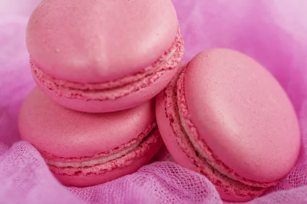 Delicioso postre francés. Tres suaves suaves pastel rosa púrpura c — Foto de Stock