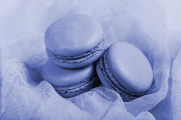 Deliciosa sobremesa francesa. Três doces bolos pastel macar macio — Fotografia de Stock