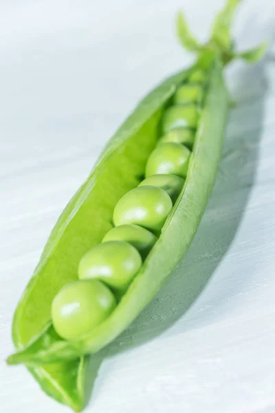 Πράσινο μπιζέλι, πράσινο αρακά, λευκό φόντο, κοντινό, — Φωτογραφία Αρχείου