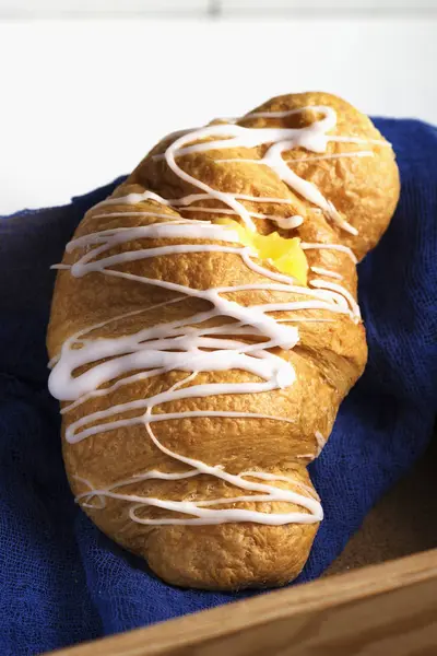 Fresh and tasty croissant with cream  (selective focus) on the b — Stock Photo, Image