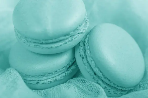 Delicioso postre francés. Tres suaves pasteles verdes pastel suaves — Foto de Stock