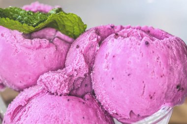 Ev yapımı organik meyveli böğürtlen, naneli pembe dondurma.