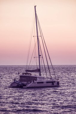 deniz günbatımı bir arka plan üzerinde yat, pahalı lüks kavramı