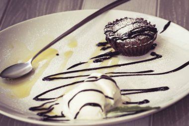 sıcak çikolatalı puding, vanilya lı sıcak çikolatalı fondan