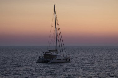 deniz günbatımı bir arka plan üzerinde güzel yat, expens kavramı