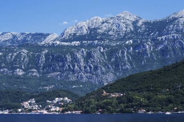Ro Boko Kotor Körfezi'nde köyün nefes kesen görünümü
