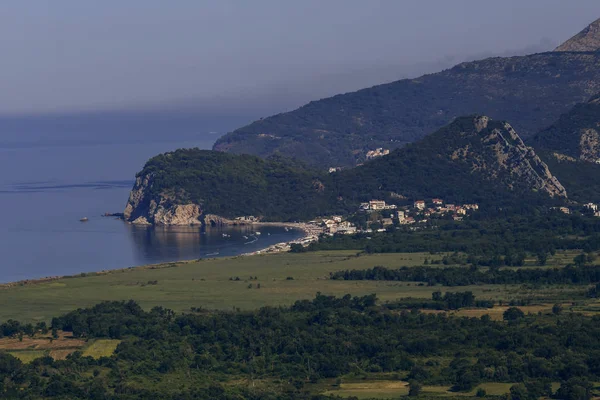 Úchvatný pohled na vesnici v zálivu lodi Boko Kotor. — Stock fotografie