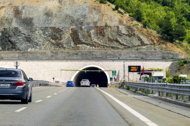 Alpler, Arnavutluk - 24 Temmuz 2019: Oto tünel, t yüksek hızlı yol