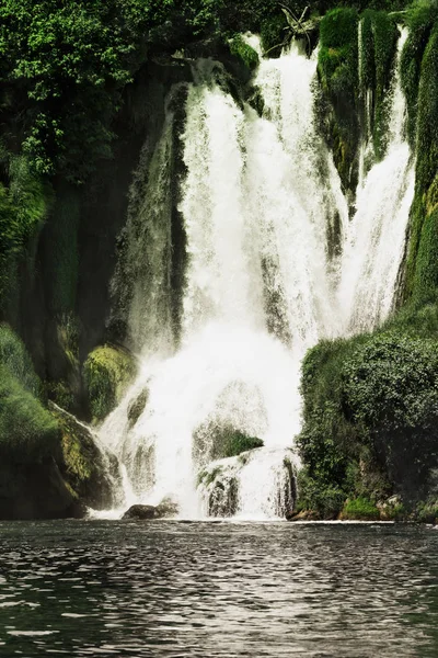 Kravice Wasserfall am Fluss Trebizat in Bosnien und Herzegowina — Stockfoto