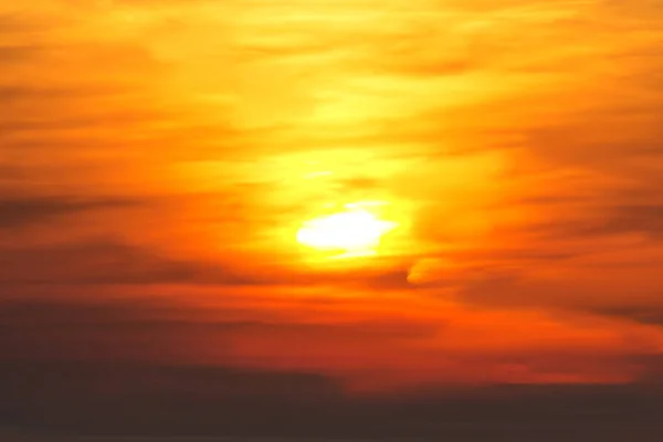 Огненное оранжевое море заката неба. Красивое небо . — стоковое фото