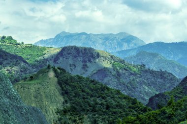 Güneşli yaz gününde güzel dağ manzarası. Karadağ, Al