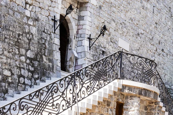 Santa Mar adanmış Budva kasabasının ortaçağ kalesi,