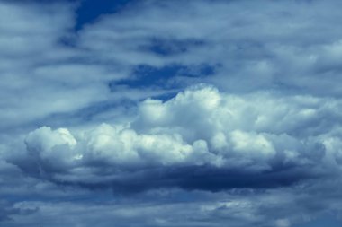 Bulanık muhteşem, etkili, gösterişli, dramatik, göz alıcı, şık gökyüzü veya masmavi gökyüzü ve fırtına bulutu arka plan, güzel doğa .