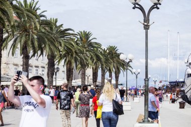 İnsanlar rıhtımboyunca yürür, selfie çeker ve rahatlar, Unforg