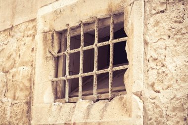 Hırvatistan'da pencerede vintage kafes