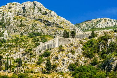 Mont Kotor şehrinin dağlarında Antik St John Kalesi