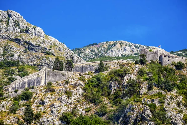 Mont Kotor şehrinin dağlarında Antik St John Kalesi