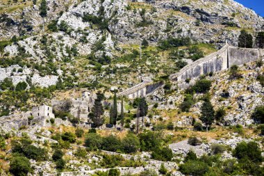 Mont Kotor şehrinin dağlarında Antik St John Kalesi