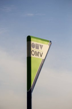 Budapeşte, Macaristan - 27 Temmuz 2019: Omv Sign bir benzin istasyonunda