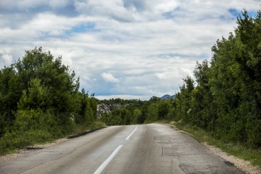 Sırp Cumhuriyeti 'nin dağlarında bozuk bir yol