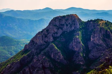 Güneşli bir günde güzel bir dağ manzarası. Karadağ, Arnavutluk, Dinaric Alps Balkan Yarımadası. Kartpostallar, pankartlar için kullanılabilir., 
