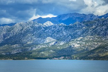 Rocky Dağları'nın Boko Kotor Körfezi'ndeki köyün nefes kesen manzarası ve Karadağ Adriyatik Denizi, yumuşak odak