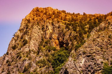 Güzel turistik mekan manzarası, Üsküp çevresindeki huzurlu Matka Kanyonu 'nda gün batımı. Makedonya. Güneşli bir günde güzel dağ manzarası