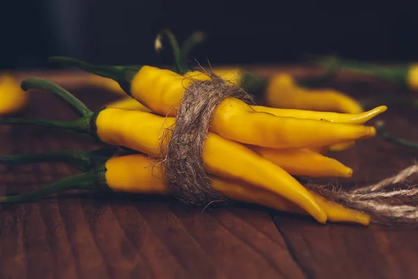 Peperoncini Gialli Legati Con Filo Concetto Raccolta Dei Peperoni Inverno — Foto Stock