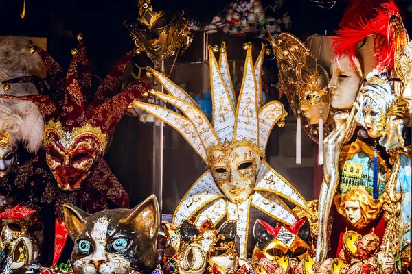 Eski Kotor Montenegro - 19 Temmuz 2019: Güneydoğu Avrupa 'daki Kotor Balkan ülkelerindeki bir hediyelik eşya dükkanında renkli karnaval maskeleri.