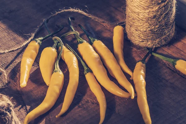 Peperoncini Gialli Con Filo Concetto Raccolta Dei Peperoni Inverno Concetto — Foto Stock