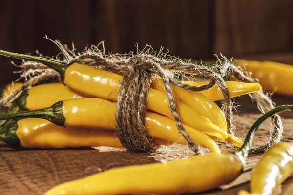 Peperoncini Gialli Legati Con Filo Concetto Raccolta Dei Peperoni Inverno — Foto Stock