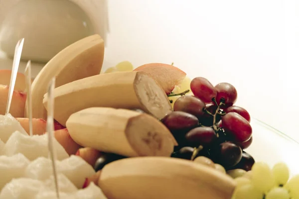 Buffé Med Mogna Frukter Tallrik Närbild Festdagen Vid Evenemanget Eller — Stockfoto